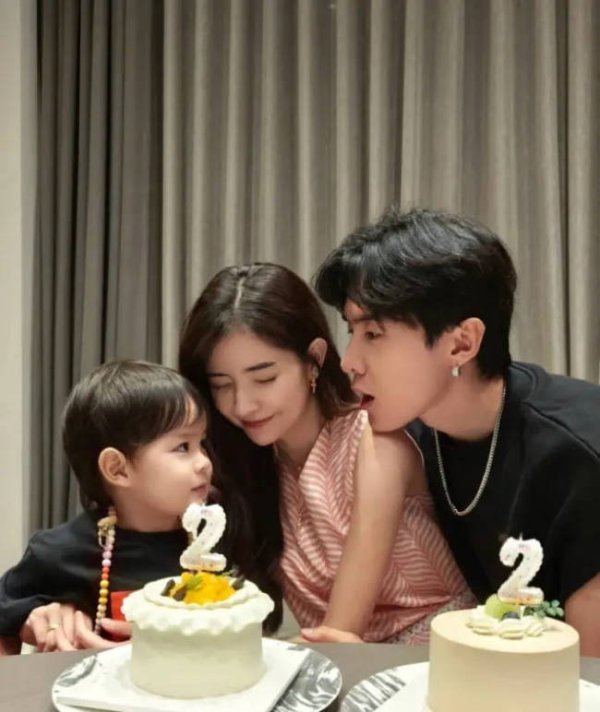 盛金证券 台媒曝唐禹哲与小13岁混血女友领证 两人育有一子