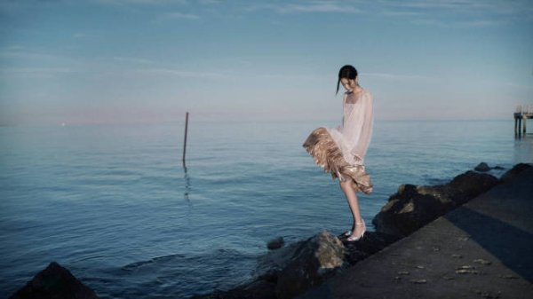 明珠国际 辛芷蕾一袭白衣海边回眸 气质沉静温柔笑容充满生命力